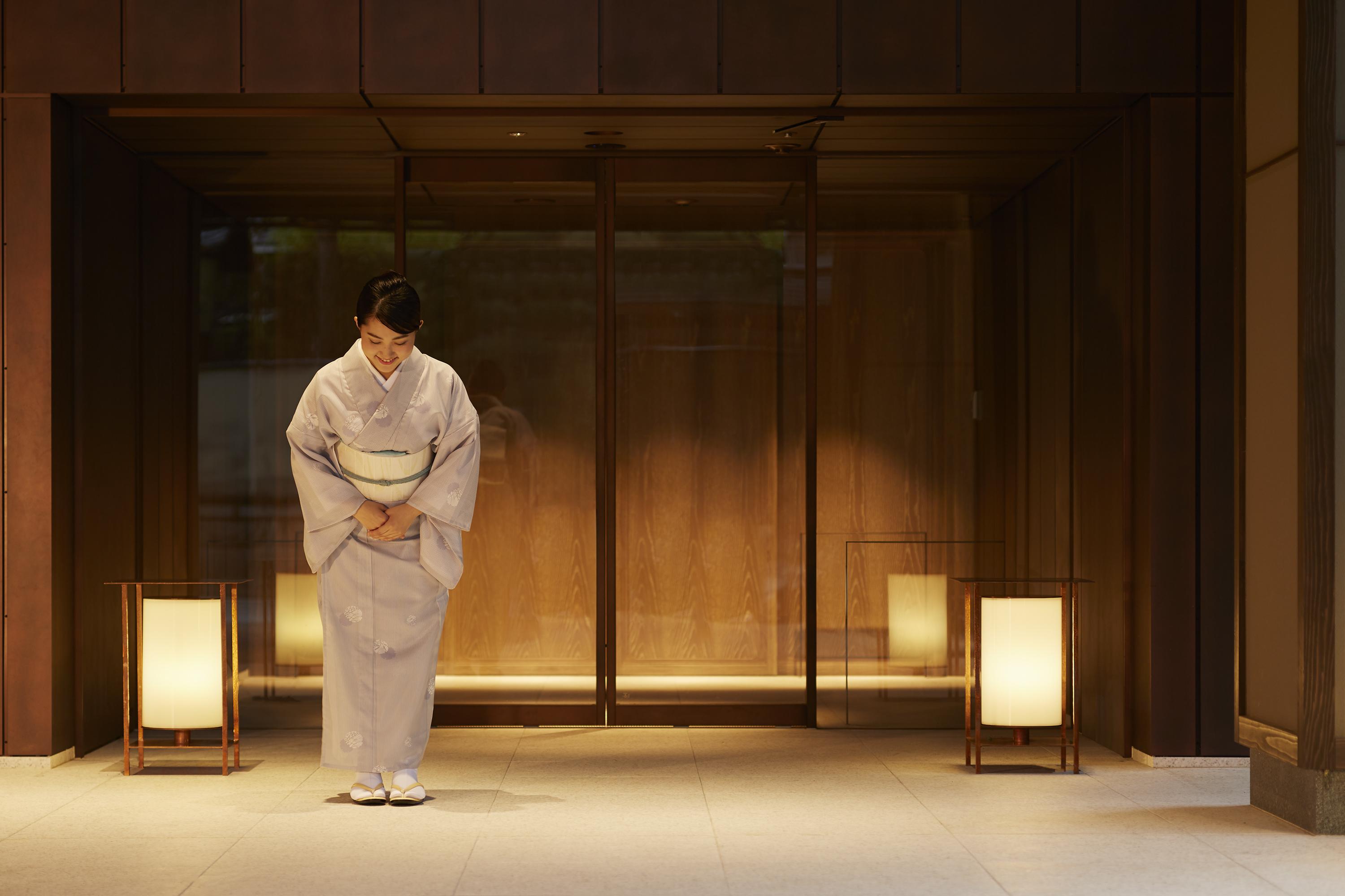 Hotel The Celestine Kyoto Gion Ngoại thất bức ảnh A Japanese hotel employee bowing